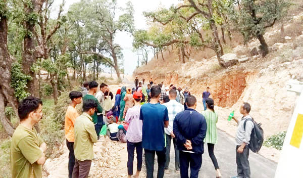 ट्रैक्टर ट्राली से गिरी दो छात्राएं, मौत