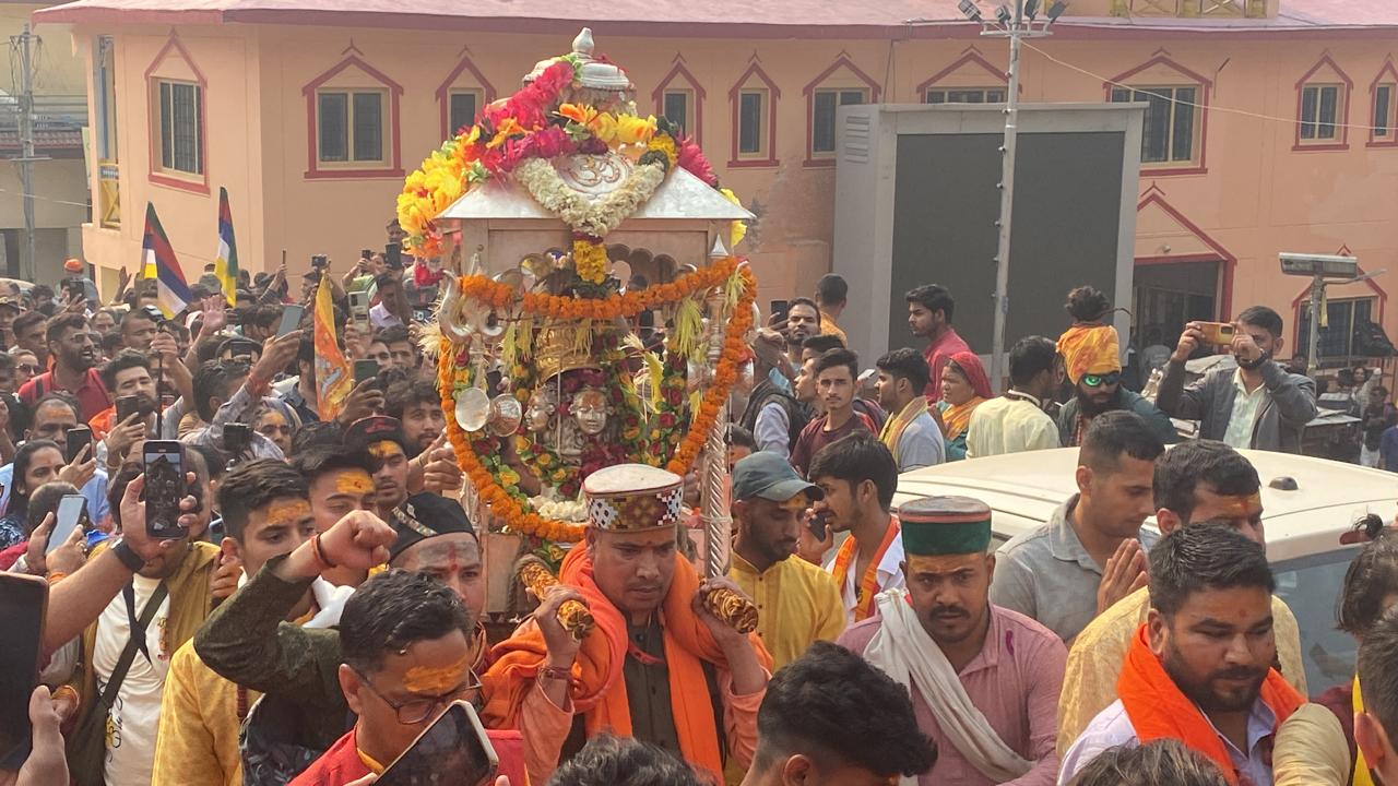 ऊखीमठ: बाबा केदार की पंचमुखी डोली विश्वनाथ मंदिर गुप्तकाशी से दूसरे पड़ाव फाटा को प्रस्थान हुई