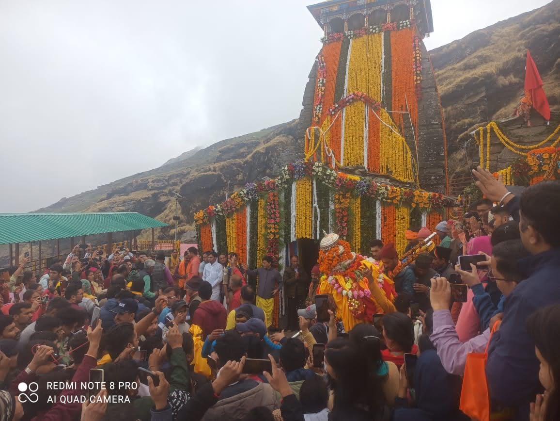 पंच केदारो में तृतीय केदार के नाम से विश्व विख्यात व चन्द्र शिला की तलहटी में बसे भगवान तुंगनाथ के कपाट वेद ऋचाओं व वैदिक मंत्रोच्चारण के साथ 11: 30 मिनट पर ग्रीष्मकाल के लिए खोल दिये गये है।