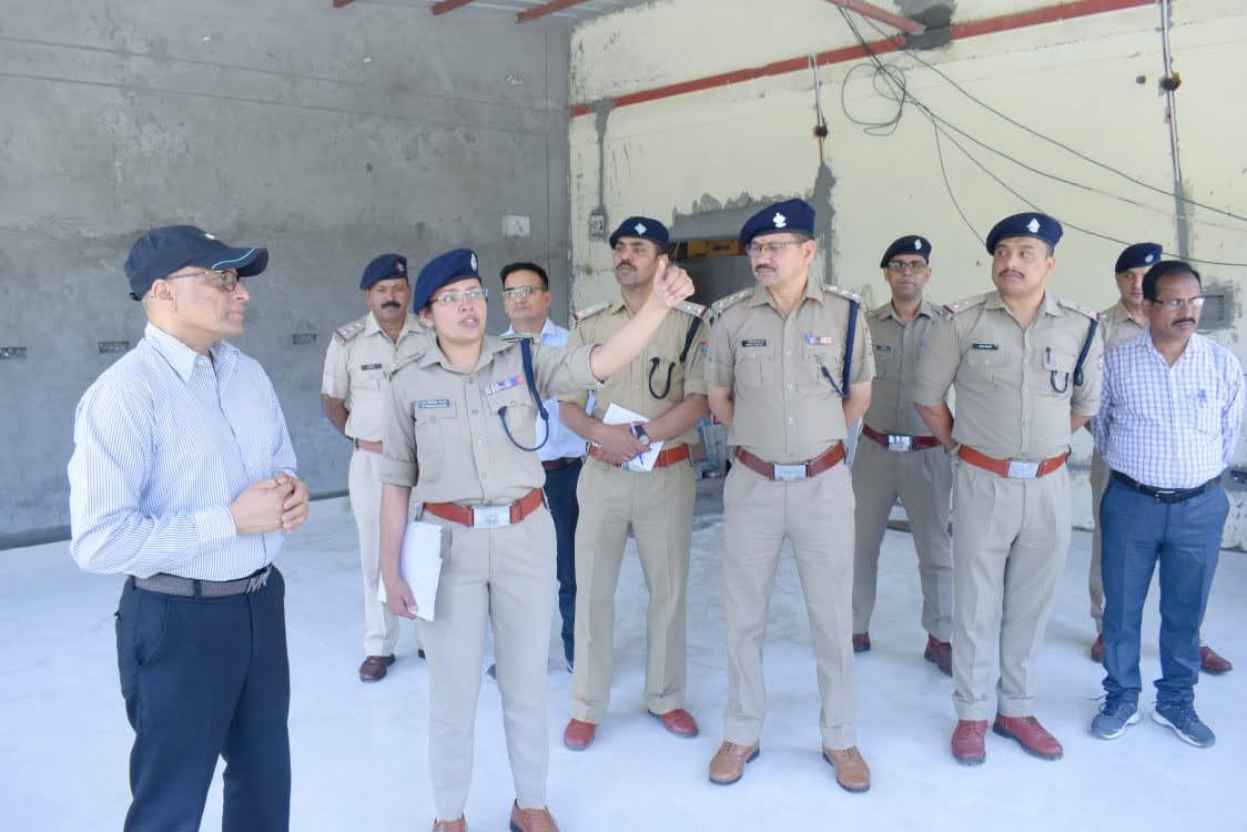 केदारनाथ धाम में दर्शन करने आ रहे तीर्थ यात्रियों के लिए जिला प्रशासन एवं पुलिस प्रशासन द्वारा की गई व्यवस्थाओं के संबंध में सचिव गृह दिलीप जावलकर ने की गई तैयारियों की समीक्षा की।