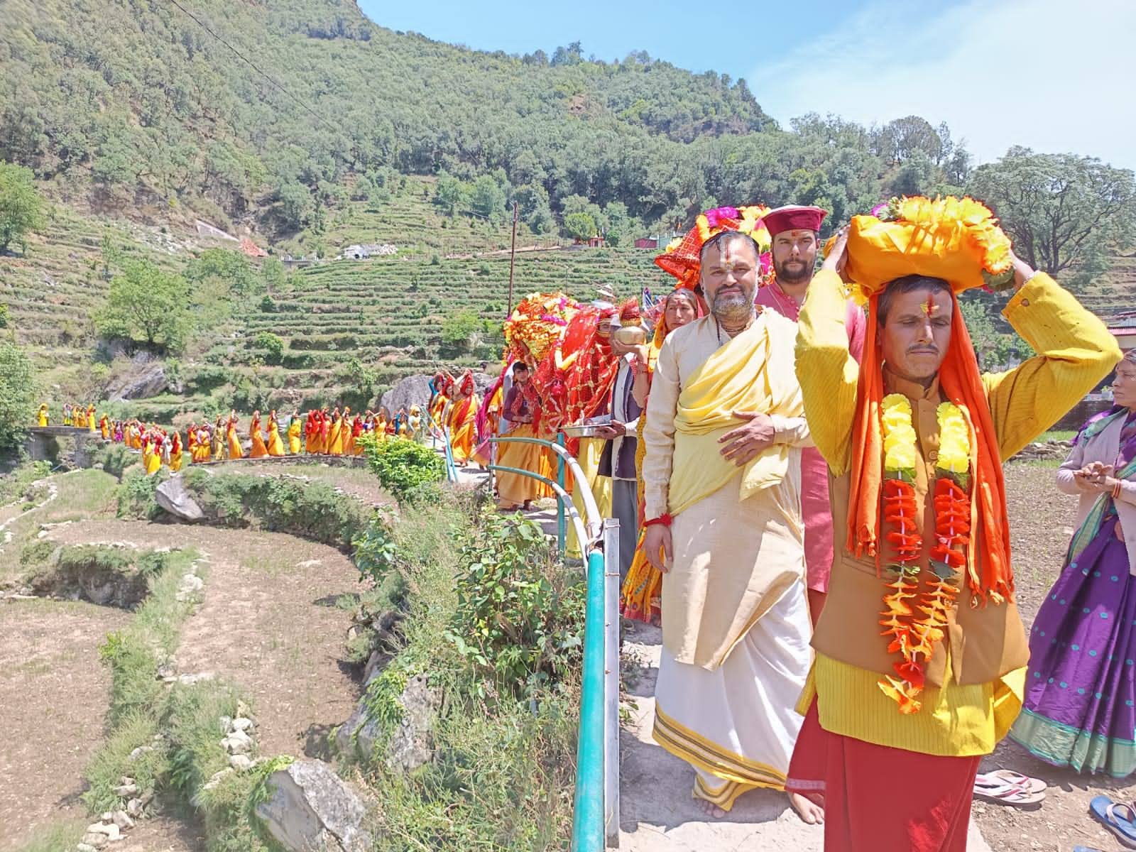 बाला सुन्दरी समाज कल्याण समिति रूद्रप्रयाग के तत्वावधान में भोलेश्वर महादेव में आयोजित नौ दिवसीय श्रीमद् देवी भागवत के आठवें दिन 108 जल कलशो से भव्य जल कलश यात्रा का आयोजन किया गया जिसमें विभिन्न क्षेत्रों के कीर्तन मण्डलियो से जुड़ी महिलाओं ने शामिल हो कर धर्म की गंगा की डुबकी लगाकर पुण्य अर्जित कर क्षेत्र की खुशहाली व विश्व समृद्धि की कामना।