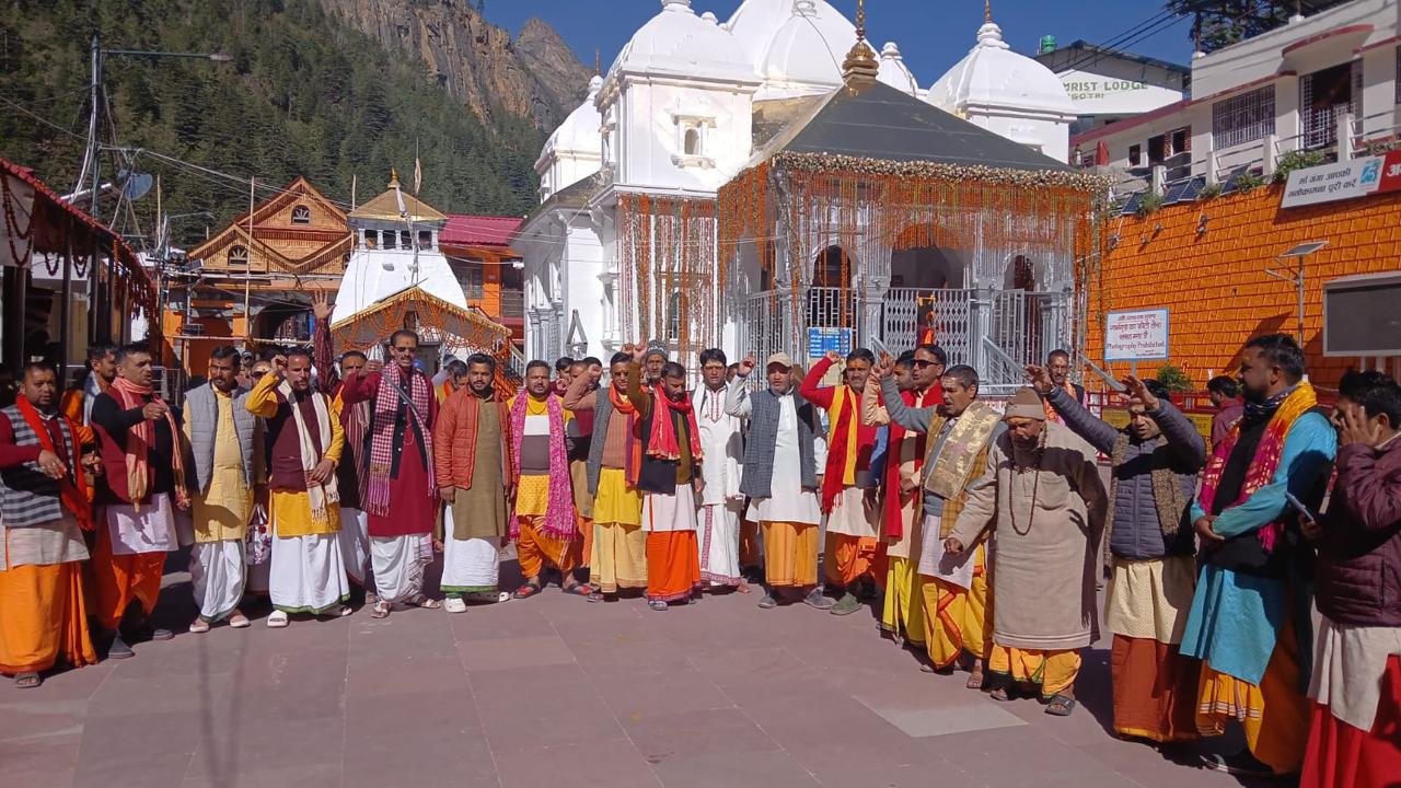 चार धाम यात्रा का आगाज हो गया लेकिन आशा से अधिक यात्रियों का आने से शासन प्रशासन के हाथ पैर फूल रहे हैं