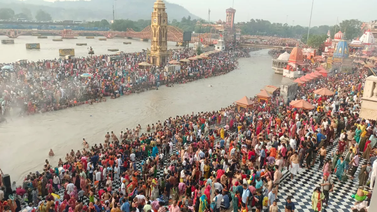 बुद्ध पूर्णिमा पर श्रद्धालुओं ने गंगा में लगाई आस्था की डुबकी।