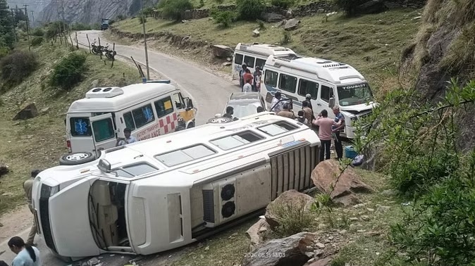 गंगोत्री हाईवे पर तीर्थयात्रियों का वाहन दुर्घटनाग्रस्त,कई घायल