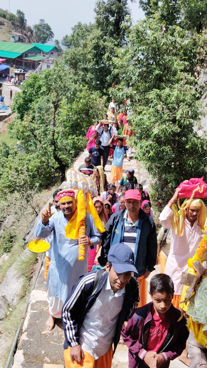 ऊखीमठ : क्रौंच पर्वत के शीर्ष पर विराजमान देव सेनापति भगवान कार्तिक स्वामी के तीर्थ में 11 दिवसीय महायज्ञ व पुराण वाचन का शुभारंभ वेद ऋचाओं के साथ शुरू हो गया है।