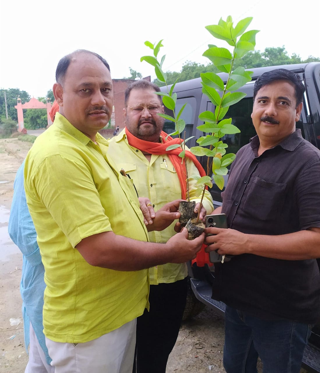 स्वo रीना मिश्रा की छठवीं पुण्यतिथि पर हुआ वृक्ष वितरण