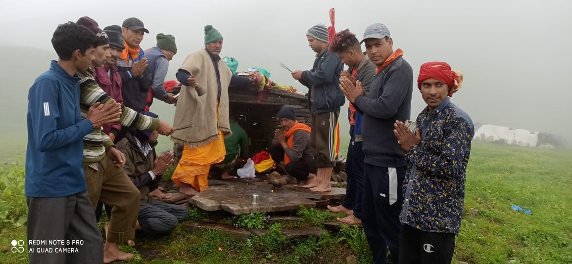 ऊखीमठः मदमहेश्वर घाटी के बुरूवा गांव से लगभग 20 किमी की दूरी पर सोन पर्वत की तलहटी में सुरम्य मखमली बुग्यालों के मध्य विराजमान विसुणीताल का निर्माण लक्ष्मी के आग्रह पर स्वयं विष्णु भगवान ने किया था।