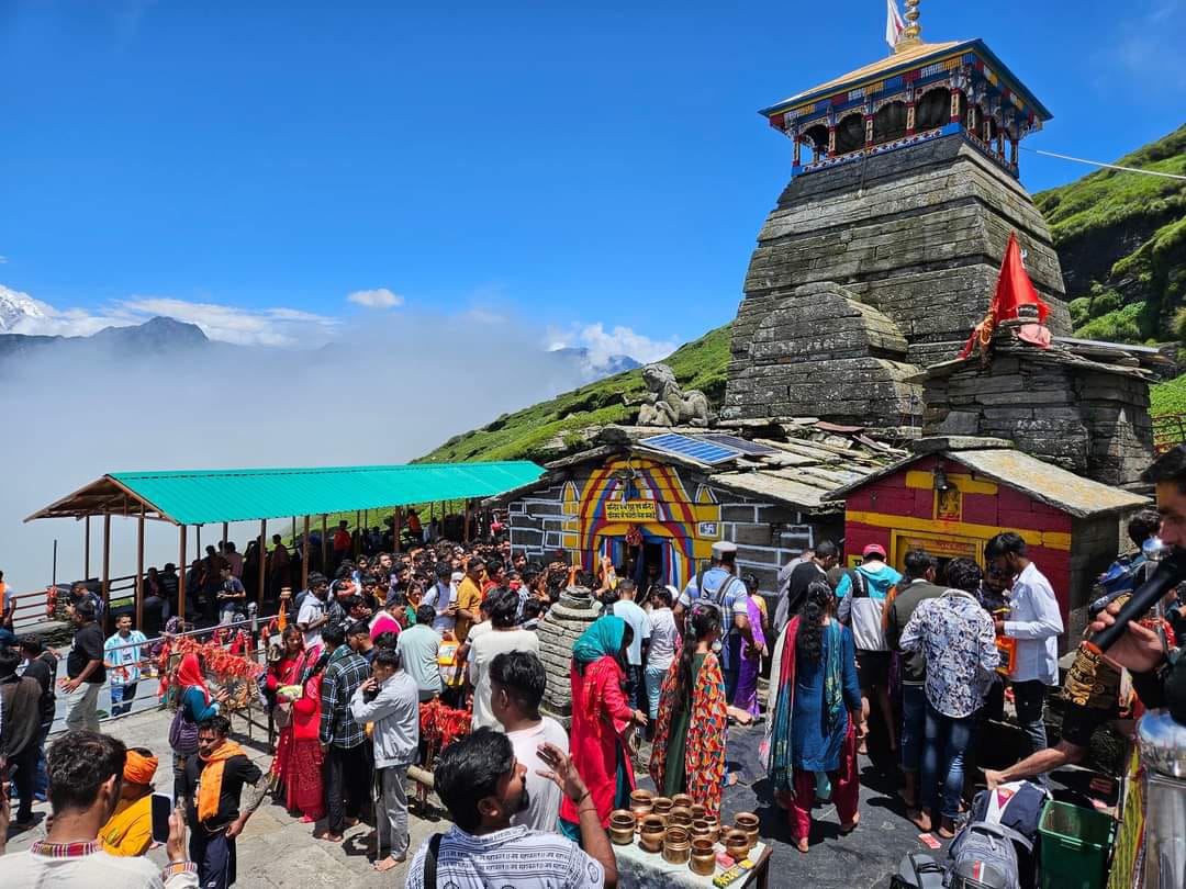 ऊखीमठः हिमालय में सबसे ऊंचाई व चन्द्रशिला की तलहटी में विराजमान तृतीय केदार तुंगनाथ धाम में तीर्थ यात्रियों का आकंडा एक लाख के पार पहुंच गया है ।