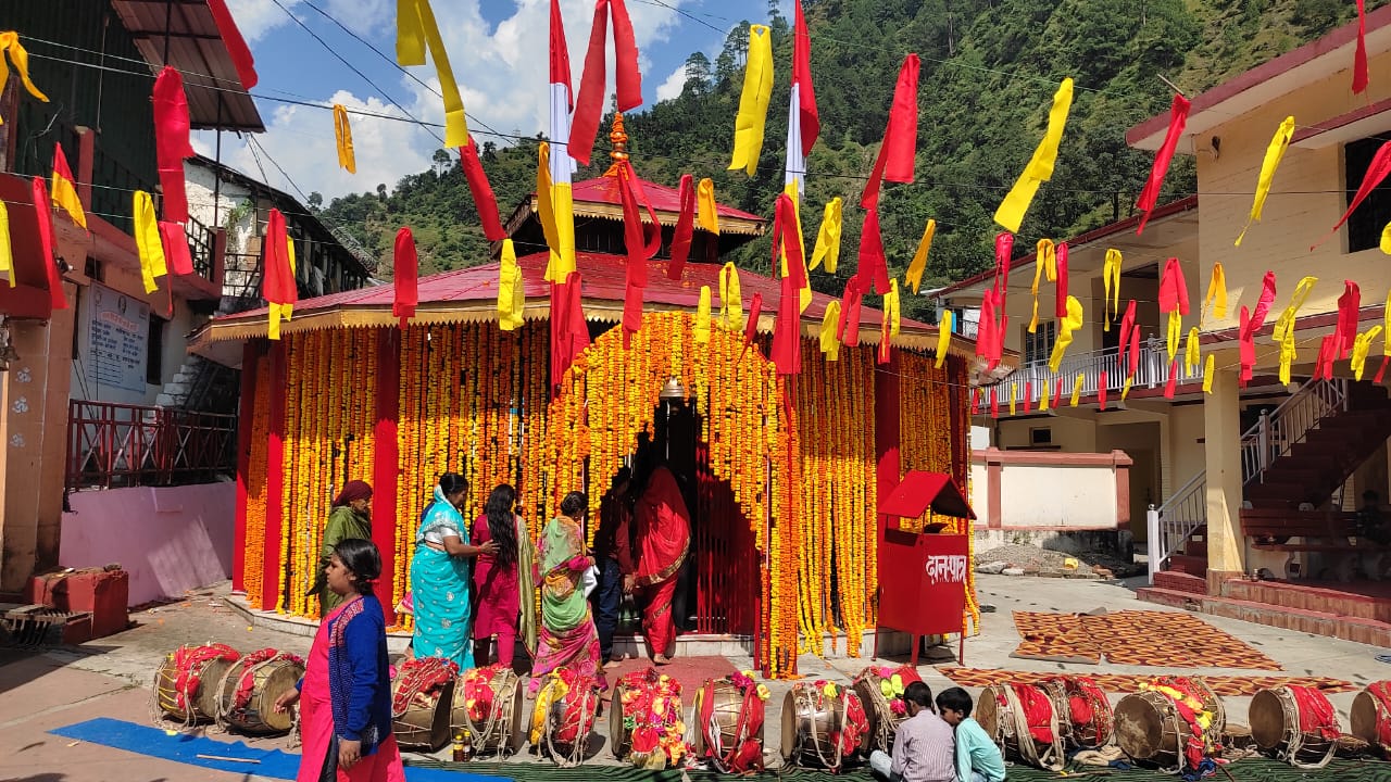 ऊखीमठः केदार घाटी के सभी शक्तिपीठों में शारदीय नवरात्रों के प्रथम दिन भगवती दुर्गा के शैलपुत्री स्वरूप की पूजा-अर्चना की गयी।