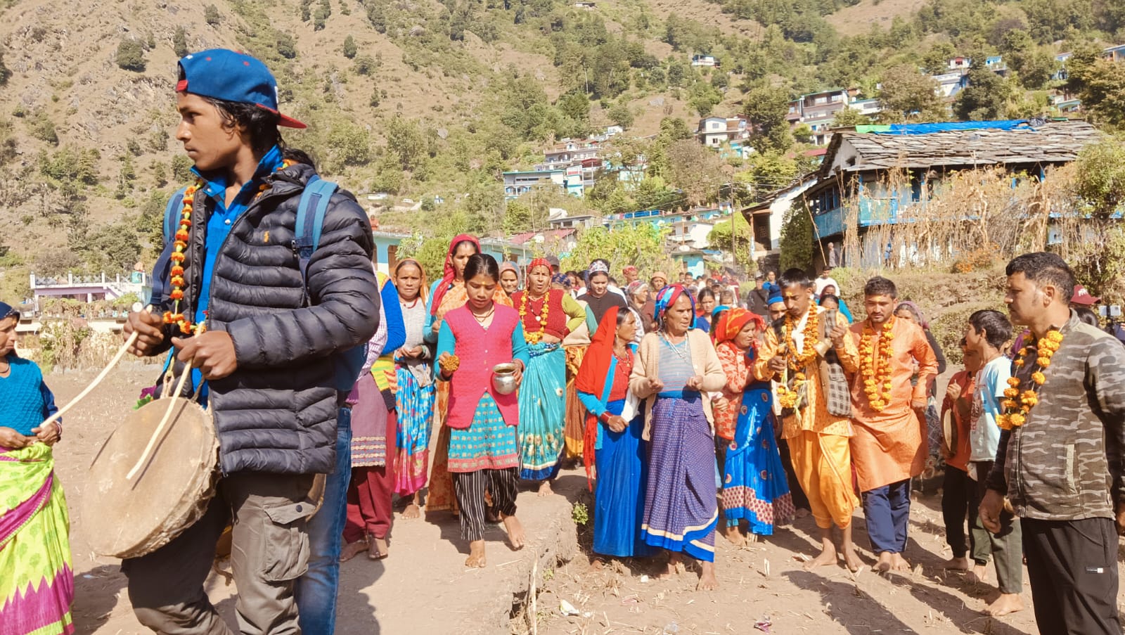 ऊखीमठः पर्यटक गांव सारी से भगवती नन्दा भावुक क्षणों, महिलाओं के पौराणिक जागरो तथा सैकड़ों भक्तों की जयकारों के साथ विदा होकर अपने तपस्थली मक्कूमठ में पहुंच कर जगत कल्याण के लिए तपस्यारत हो गयी है!