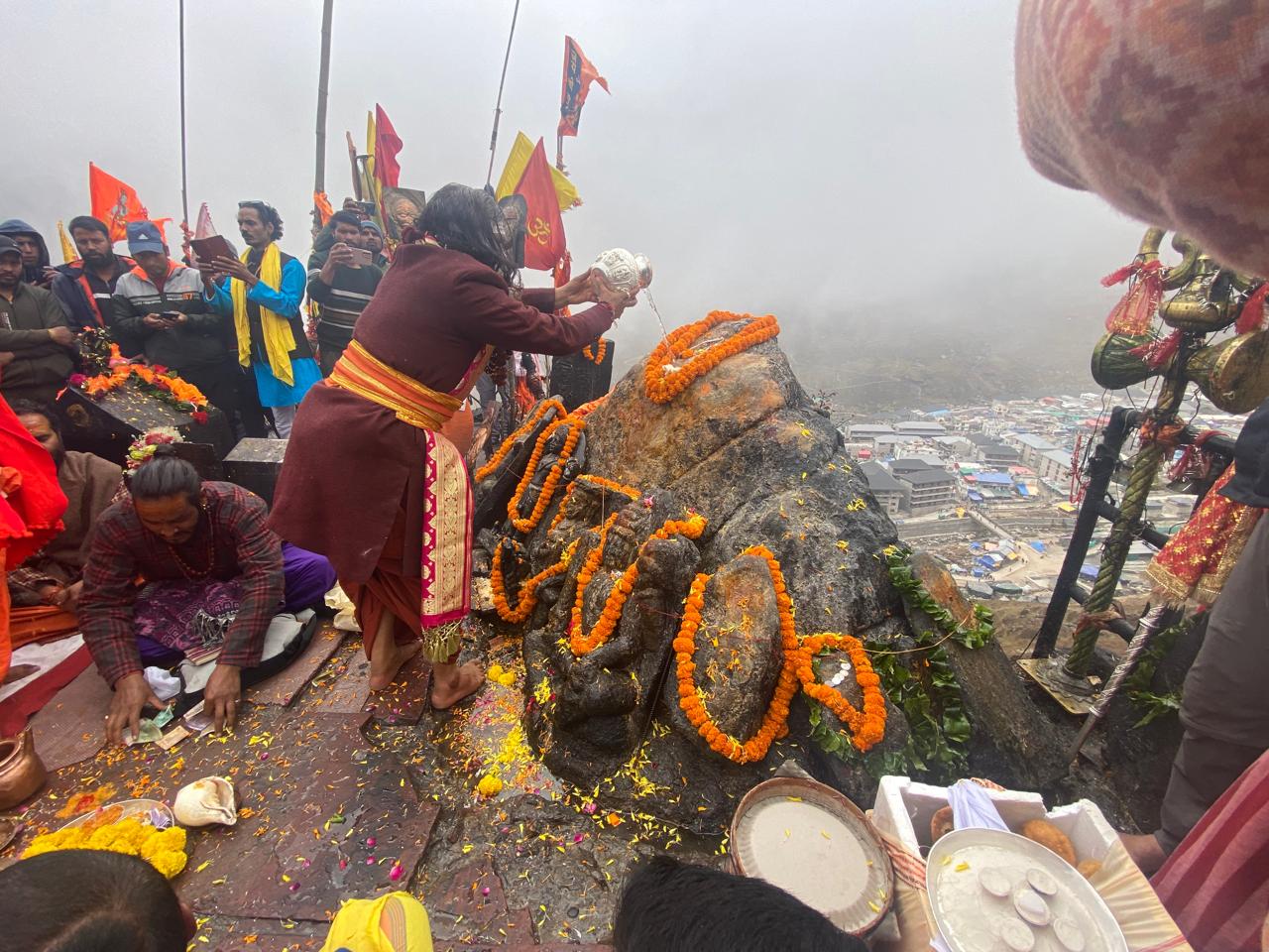 पूजा-अर्चना हवन यज्ञ पश्चात श्री भकुंट भैरवनाथ जी के कपाट शीतकाल के लिए बंद हुए।