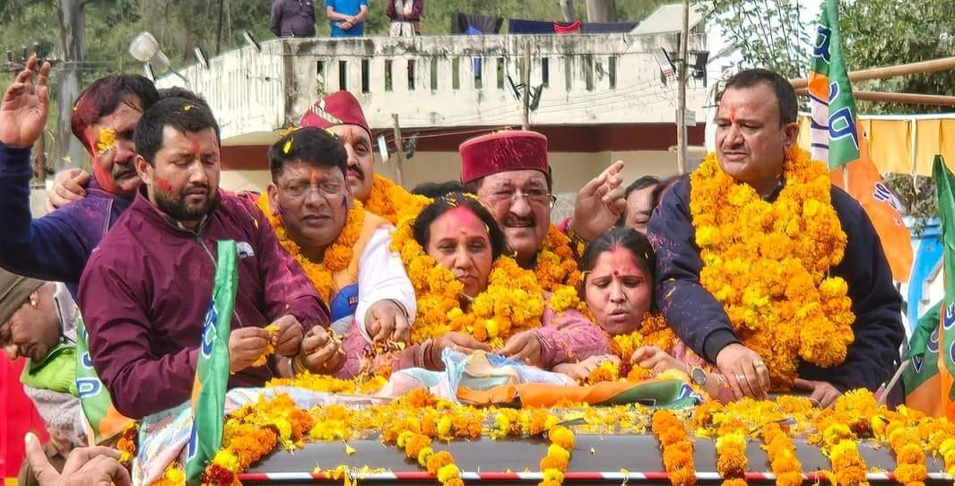 केदारनाथ विस में जीत पर भाजपाईयों ने निकाला विजयी जुलूस, आतीशबाजी कर मिठाई बांटी ।