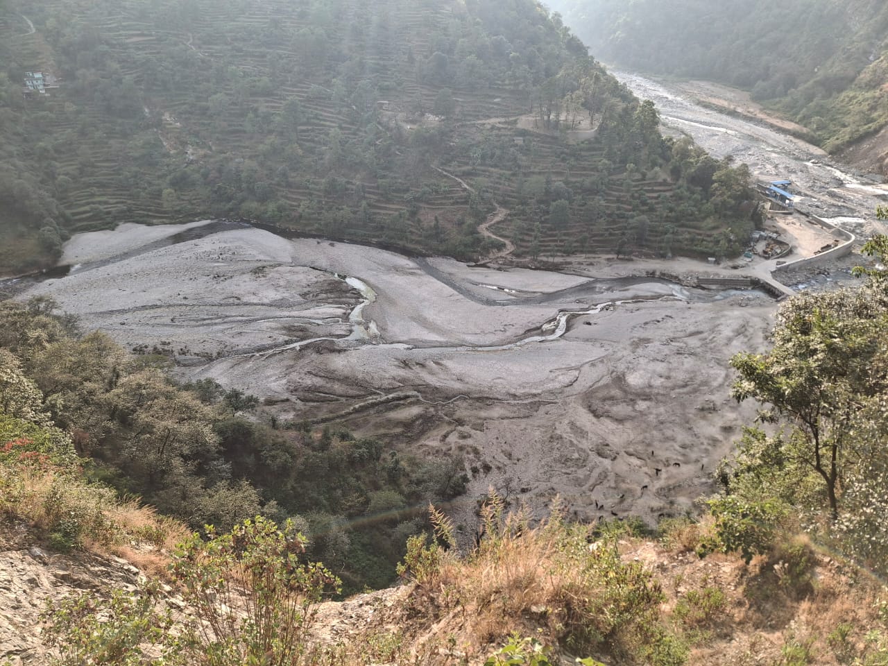 ऊखीमठः स्थानीय प्रशासन व खनन माफियाओं के मध्य गठजोड़ बन्धन होने से मदमहेश्वर घाटी में मध्य बहनें वाली मधु गंगा में अवैध खनन का करोबार दिन दहाड़े खूब फल-फूल रहा है।