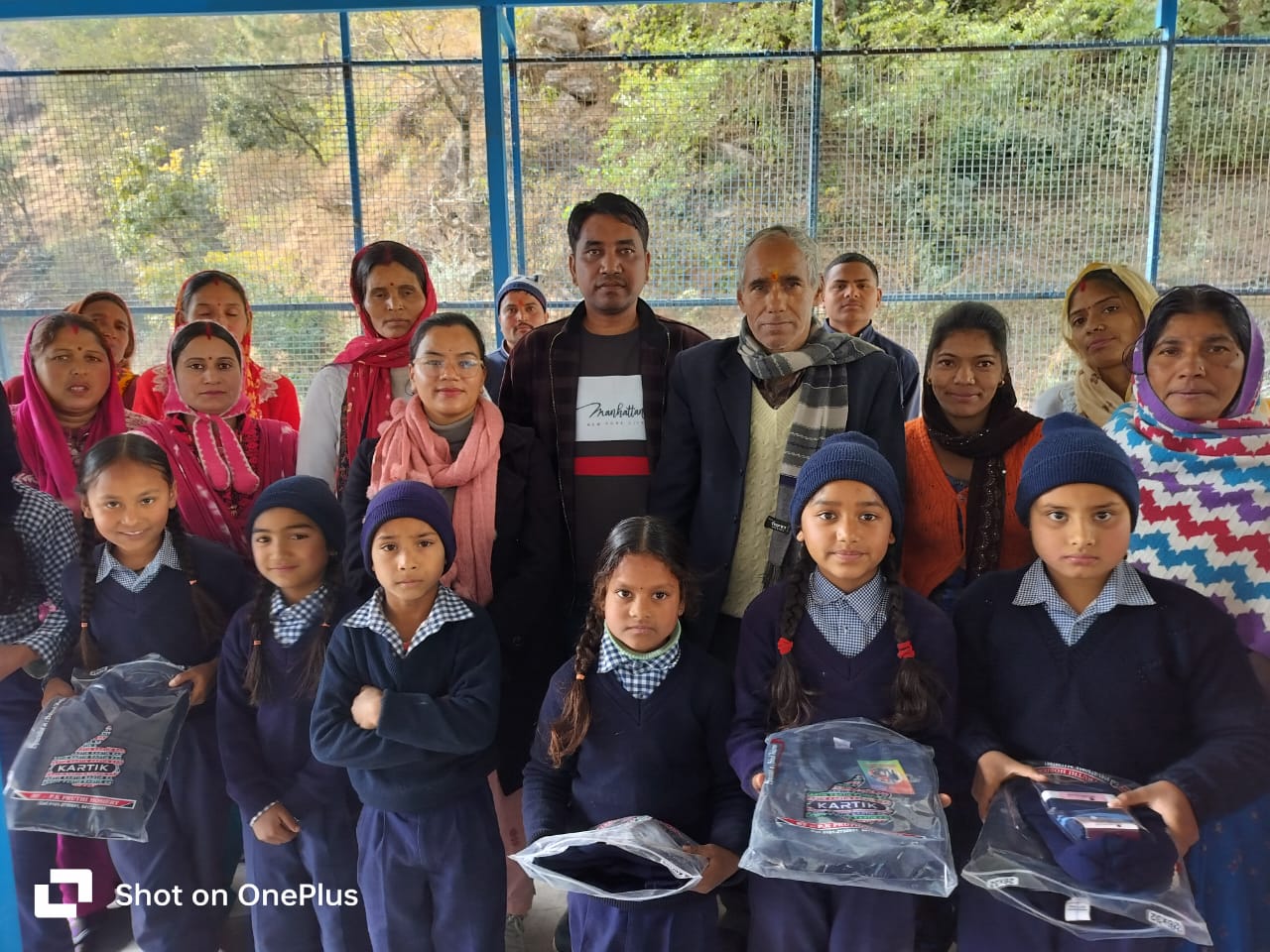 ऊखीमठः प्राथमिक विद्यालय कालीमठ में प्रधानाध्यापक के पद पर तैनात बंशीधर गौड़ द्वारा अपने निजी संसाधनो से निर्मित लगभग पांच लाख रुपए की लागत से मीटिंग हाल का अभिभावकों  द्वारा विधिवत लोकार्पण कर मीटिंग हाल विद्यालय को समर्पित किया गया।