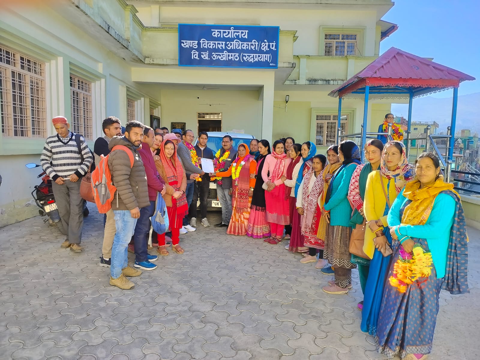 ऊखीमठः ग्राम पंचायतों का कार्यकाल पूरा होने पर पंचायती राज विभाग द्वारा ग्राम प्रधानों को प्रशासक नियुक्त होने पर पंचायत प्रतिनिधियों व ग्राम पंचायत प्रशासकों ने मुख्यमंत्री पुष्कर सिंह धामी व पंचायतीराज मंत्री सतपाल महाराज का आभार व्यक्त किया।