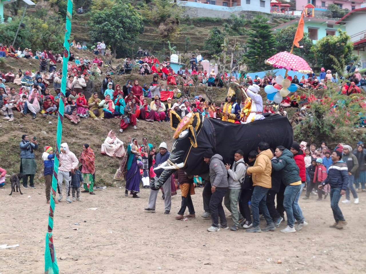 ऊखीमठः भगवान केदारनाथ के शीतकालीन गद्दी स्थल ओकारेश्वर मन्दिर मे सात वर्षो बाद आयोजित पाण्डव नृत्य का दुर्योधन वध व पाण्डवो के अस्त्र- शस्त्र विसर्जित के साथ हो गया है ।