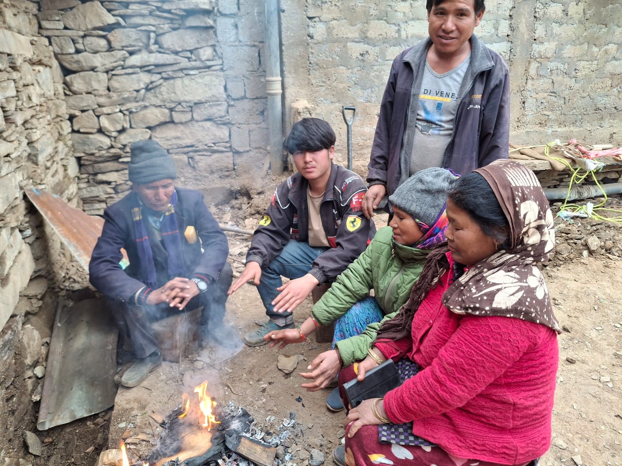 ऊखीमठः केदार घाटी के हिमालयी क्षेत्रो में बर्फबारी होने तथा निचले क्षेत्रों में सर्द हवाओ के चलने से सम्पूर्ण केदार घाटी शीतलहर की चपेट में आ गयी है।