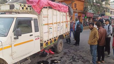 गोवंशीय पशुओं से लदी पिकअप ने बाइक सवार को रौंद दिया, पुलिस का पीछा करने पर भाग रही थी।