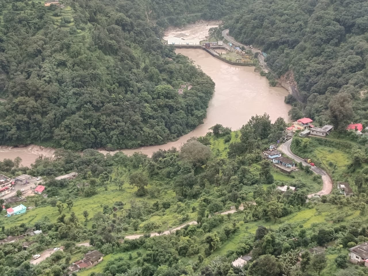 ऊखीमठः विकासखण्ड के सीमान्त गाँव संचार युग में भी संचार सुविधा से वंचित है!