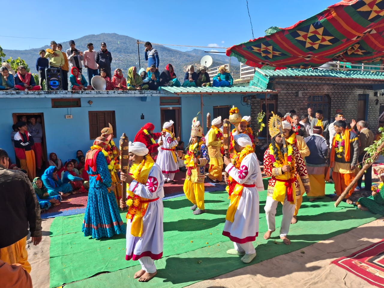 ऊखीमठः कुण्ड-चोपता नेशनल हाइवे पर सीढीनुमा खेत- खलिहानों  के मध्य बसे चुन्नी गांव मे 35 वर्षो बाद आयोजित पाण्डव नृत्य के 20 वें दिन पंच देव पाण्डवों ने मंगोली गांव का नगर भ्रमण कर ग्रामीणों को आशीर्वाद दिया।