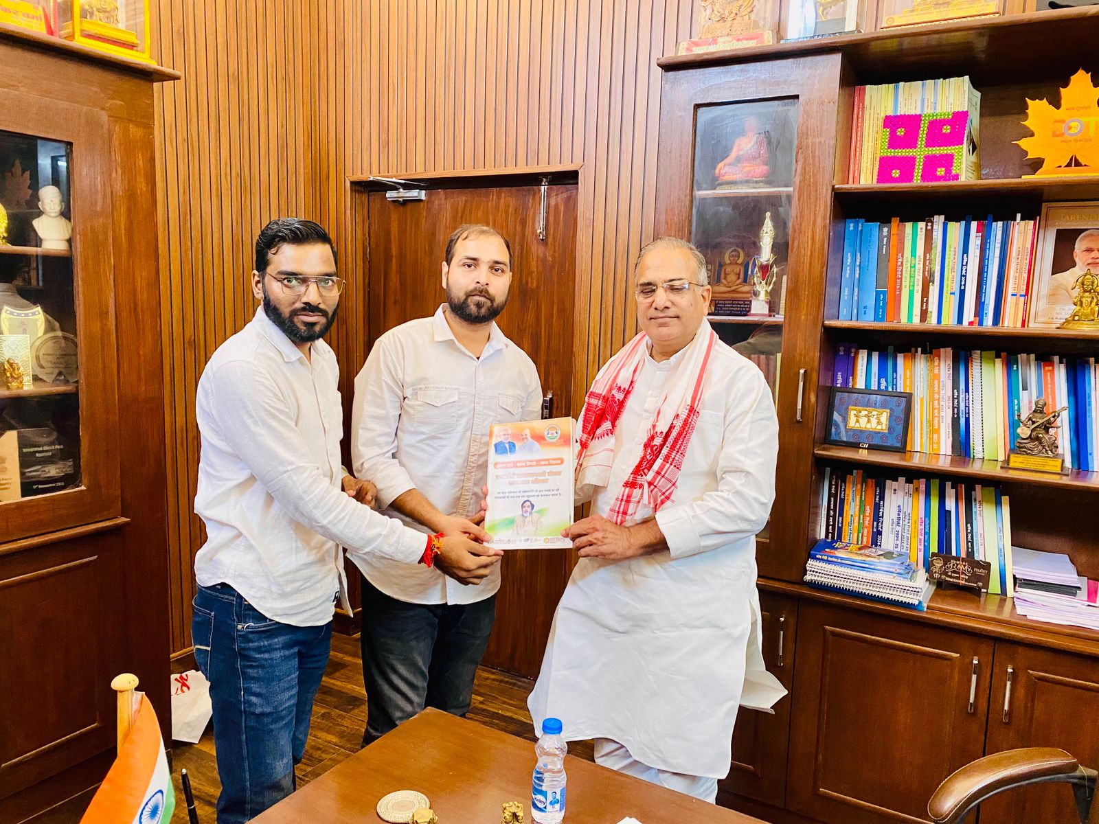 आज प्रधानमंत्री जनकल्याणकारी योजना जागरूकता अभियान के वरिष्ठ राष्ट्रीय उपाध्यक्ष श्री विजय कौशिक जी, राहुल प्रताप सिंह राष्ट्रीय अध्यक्ष युवा मोर्चा मंदसौर, मध्य प्रदेश के सांसद माननीय श्री सुधीर गुप्ता जी से सौजन्य भेंट की।