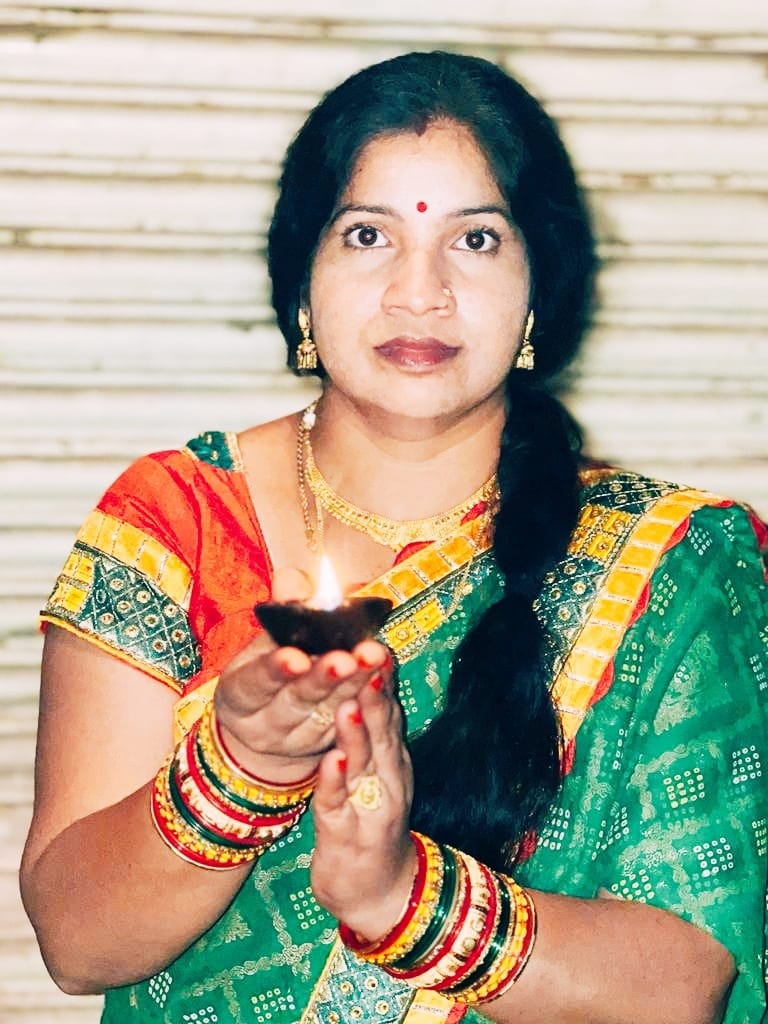 चलो इस बार स्वयं दीपक बनें