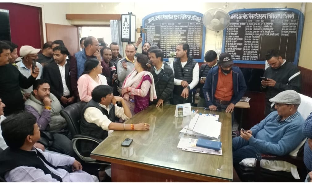 अल्मोड़ा स्थानीय विधायक मनोज तिवारी के नेतृत्व में मुख्य चिकित्सा अधिकारी का घेराव।