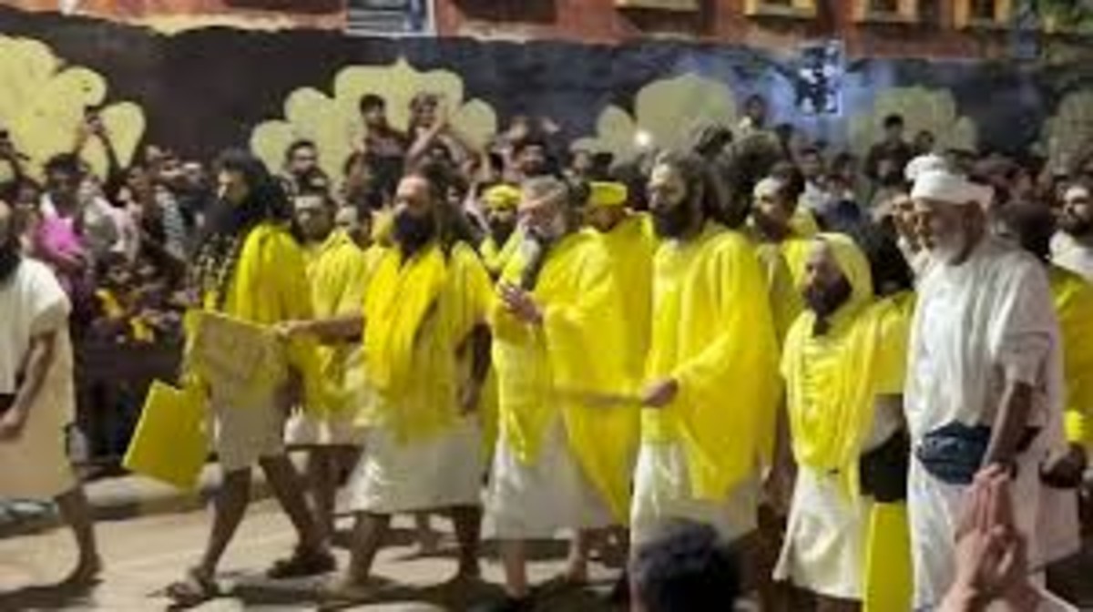 परिक्रमा मार्ग पर दर्शन के लिए निकले संत प्रेमानंद महाराज