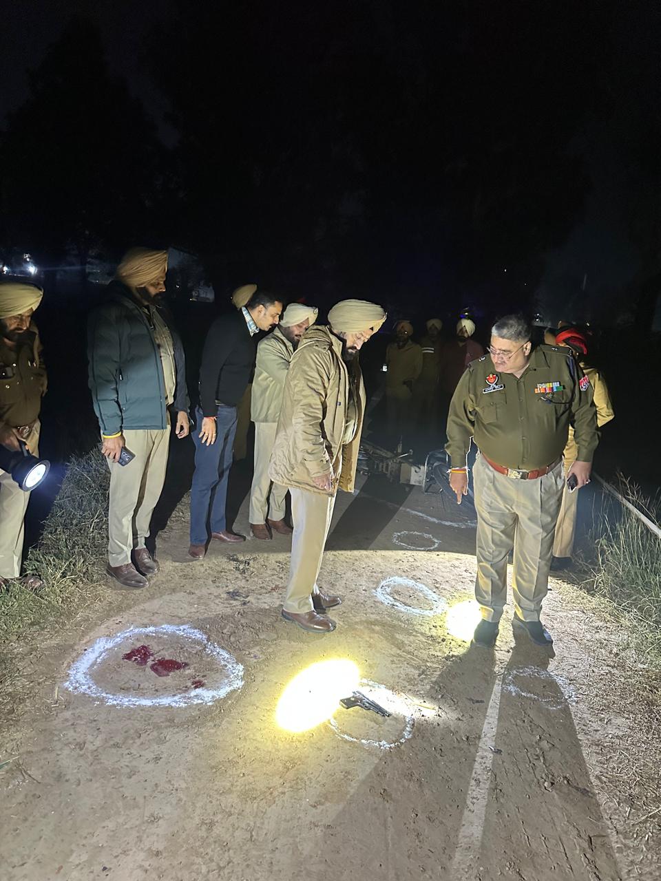 फिरोजपुर शहर में 15 नवंबर को सरे बाज़ार आर एस एस के कार्यकर्ता नवीन कुमार की गोलियां मारकर हत्या करवाने वाले मास्टर माइंड गुरसिमरन उर्फ जतिन काली का फिरोजपुर पुलिस ने किया एनकाउंटर, जतिन काली को पुलिस की लगी गोलियां, पीछा कर रही पुलिस पार्टी पर जतिन काली ने की फायरिंग जवाबी फायरिंग में जतिन काली हुआ घायल, घायल जतिन काली को इलाज के सिविल अस्पताल में कराया गया भर्ती।