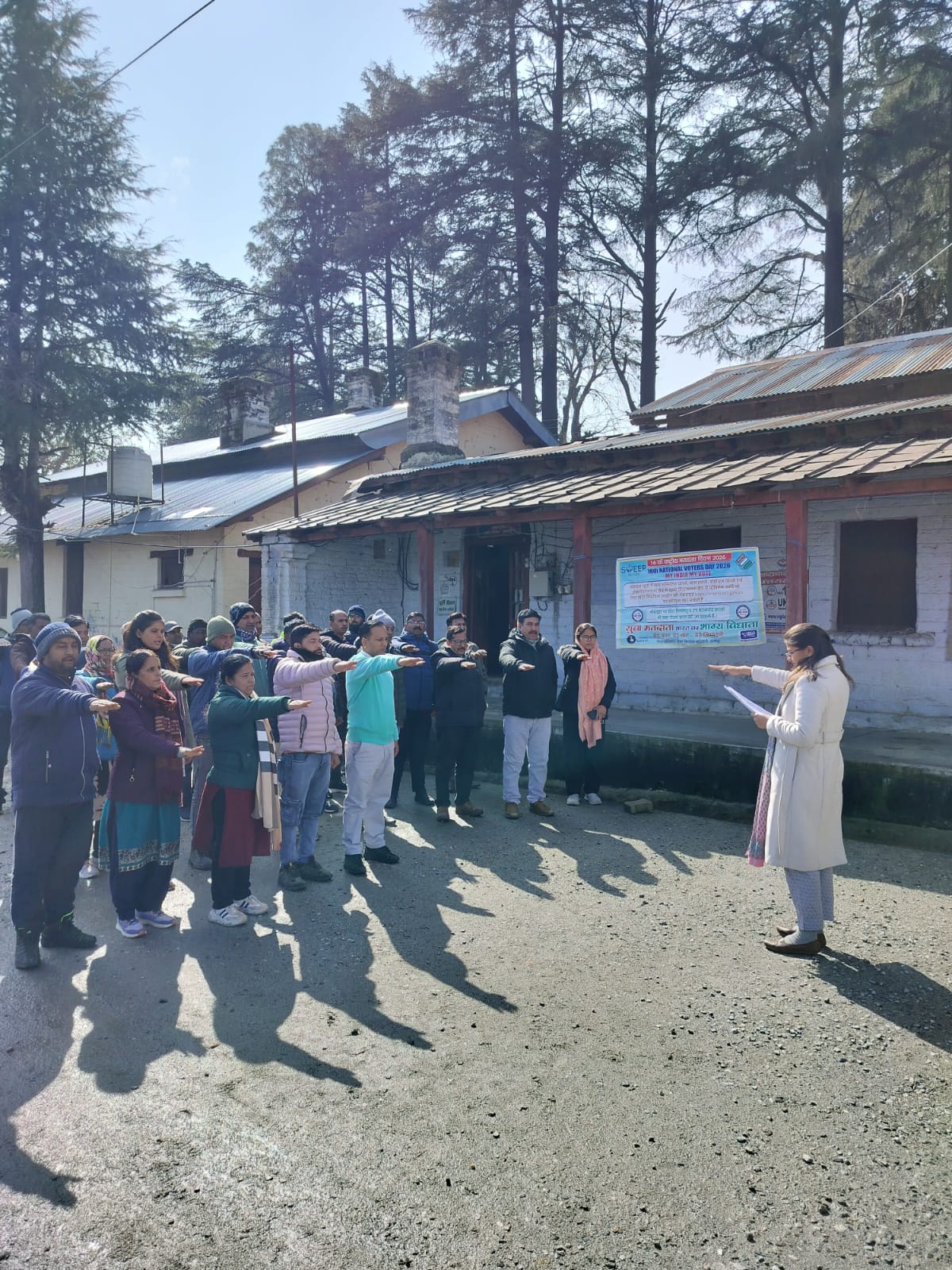 राष्ट्रीय मतदाता दिवस के उपलक्ष्य में सरकारी कार्यालयों में दिलाई गई मतदाता जागरूकता शपथ।