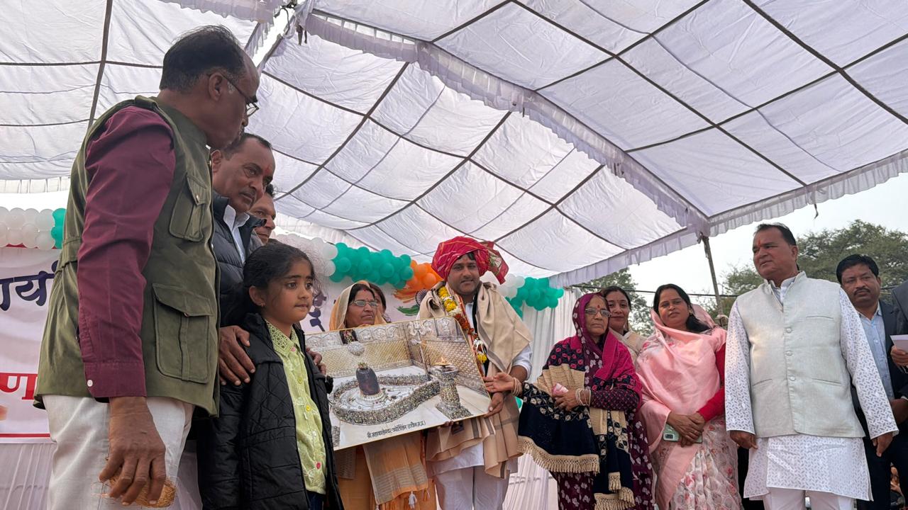 युवा समाजसेवी प्राईड आफ मध्य प्रदेश अवार्ड में मनीष शर्मा ने गौरव मंच हासिल करने पर उन्हें सरोपा बांधकर स्वागत किया गया।