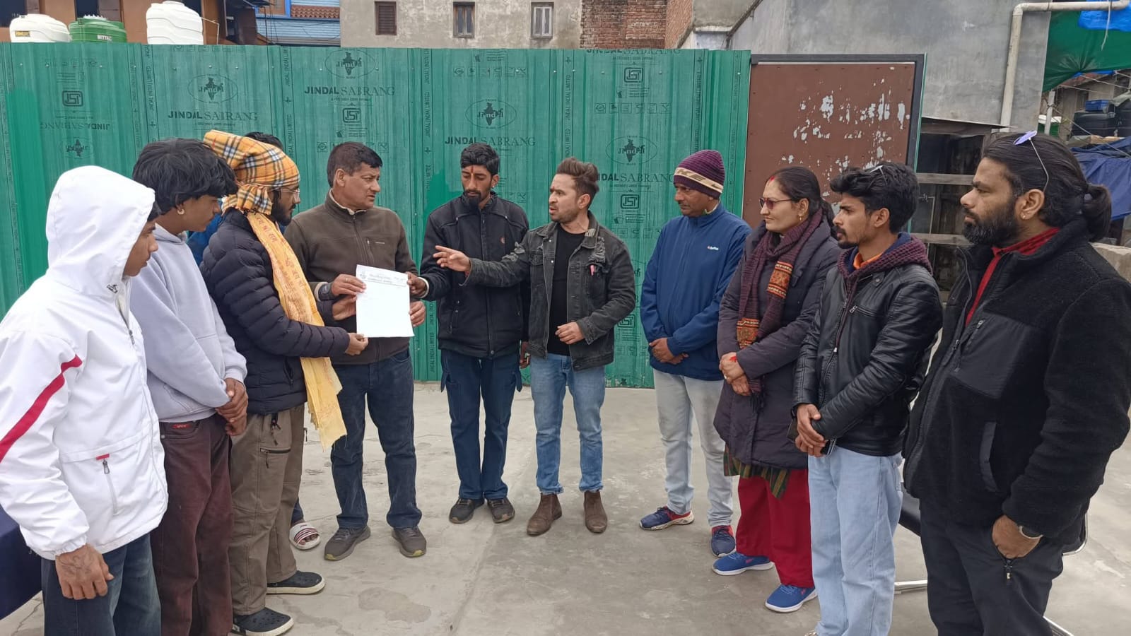 बजरंग दल ने सौंपा सहायक नगर आयुक्त को ज्ञापन,नगर में घूम रहे गोवंश को गौशाला भेजने की मांग के साथ ही अपने पालतू गोवंश को सड़कों पर छोड़ने वालों के खिलाफ कार्यवाही की करी मांग।