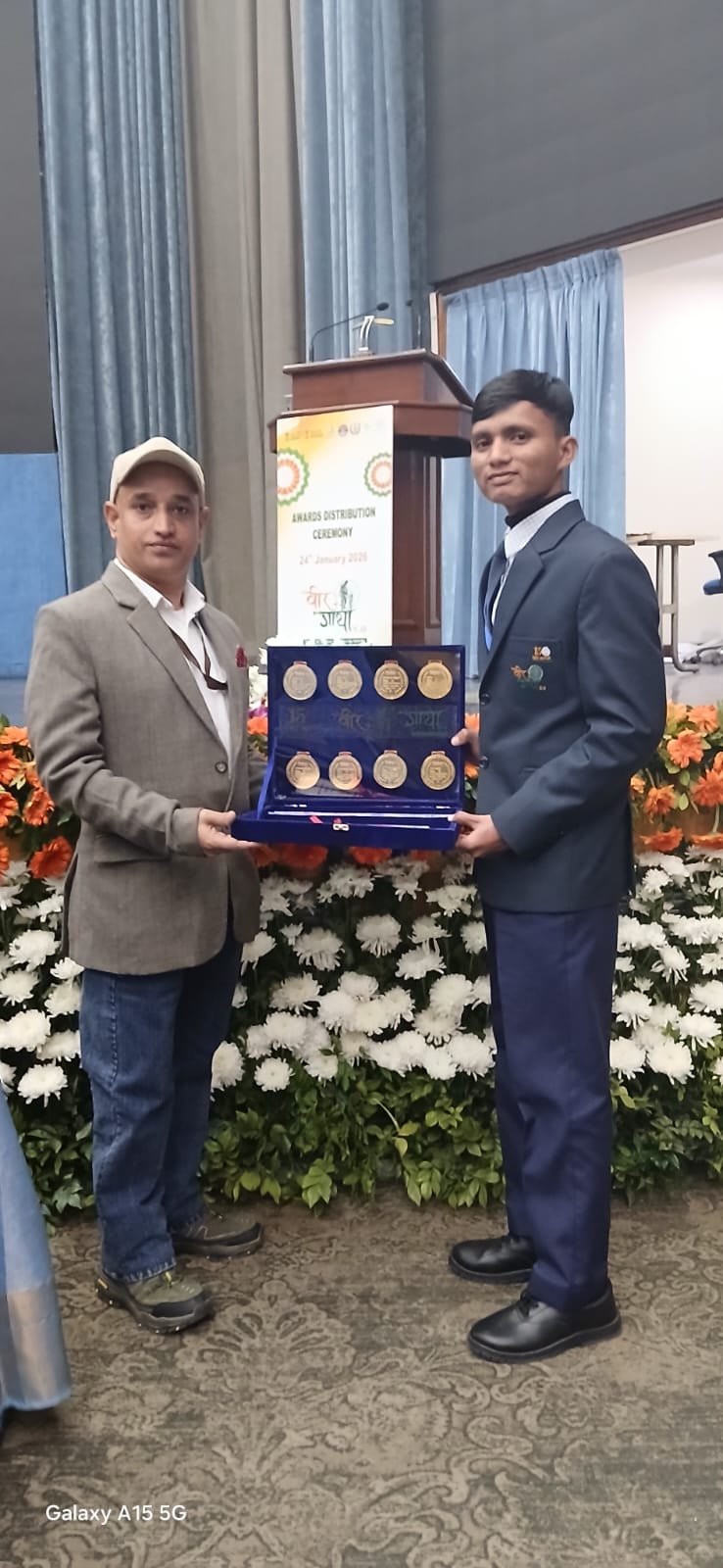 जौनसार बावर: चकराता मूल निवासी ग्राम सभा लाखामंडल के शिक्षक विनोद कुमार शर्मा पुत्र बालकराम शर्मा ग्राम लाखामंडल छात्रों को सिखा रहे हैं कला के हुनर (छात्र राष्ट्रीय स्तर पर सम्मानित) हुए विनोद शर्मा ने पूरे जौनसार बावर लाखामंडल का नाम रोशन किया विनोद शर्मा के संघर्ष और योग्यता को देखते हुए गांव क्षेत्र में बधाइयां और खुशी का माहौल है।