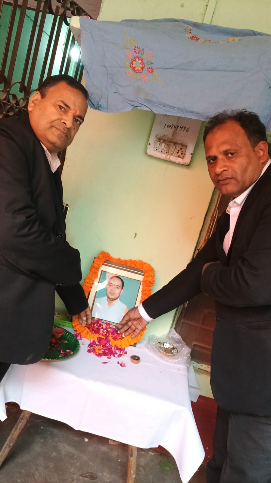 अधिवक्ता स्वर्गीय अजय सिन्हा के श्राद्ध कर्म में मंटू पांडेय सहित कई लोगों ने दी श्रद्धांजलि।