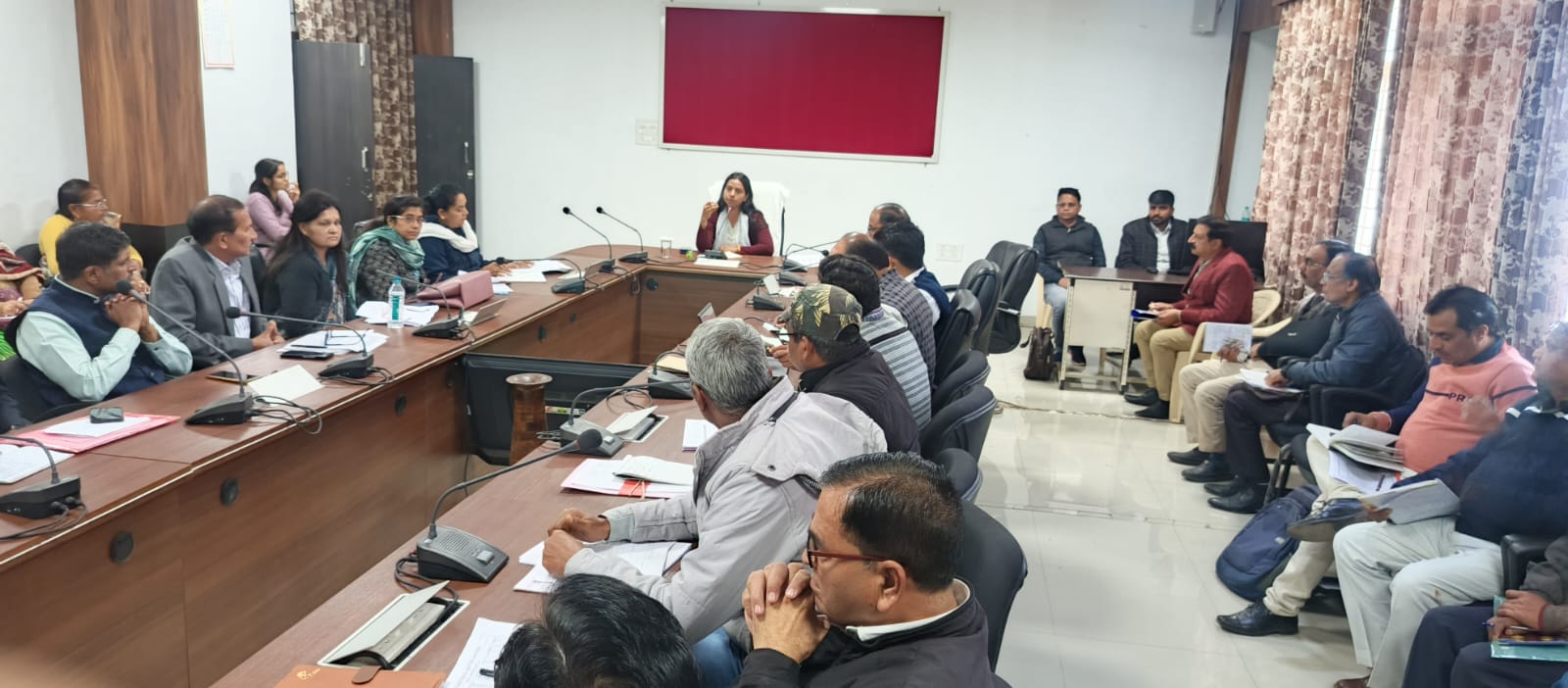 स्लकू शिक्षा विभाग की समीक्षा बैठक में कलेक्टर ने दिए निर्देश स्कूलों में विद्यार्थियों की शत प्रतिशत उपस्थिति रहे …अतिरिक्त कक्षाएं संचालित बोर्ड परीक्षाओं की तैयारी करवाए।