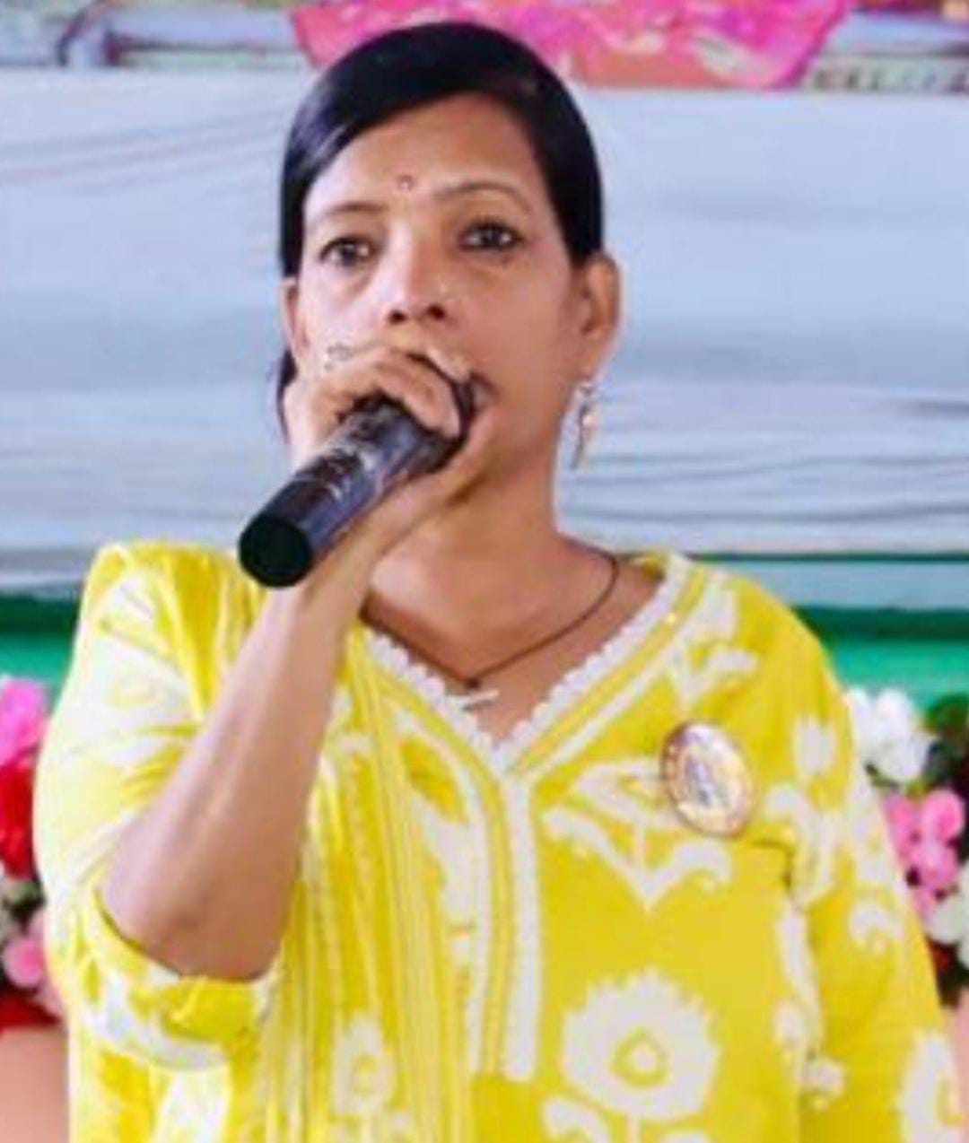 ‘जब हम अनुपलब्ध की अंधी दौड़ छोड़ देते हैं, तो हमें वह संगीत सुनाई देने लगता है जो हमारी अपनी सांसों व अपनों की हंसी में मौजूद है’