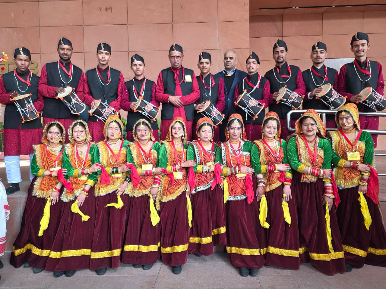 स्वालघाटी संस्था बमनस्वाल अल्मोड़ा के दलनायक प्रकाश भट्ट के तत्वाधान में गणतंत्र दिवस समारोह दिल्ली में परेड को लेकर केन्द्रीय मंत्री अजय टम्टा व बिजेपी कार्य कर्ताओं ने सुभकामनाए दी।