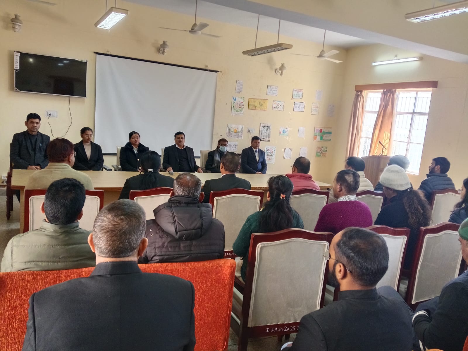 शहीद दिवस के अवसर पर जिला न्यायालय अल्मोड़ा के सभागार में दी गई शहीदों को श्रद्धांजलि।