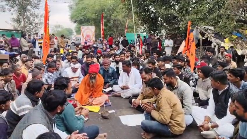 चोरों की गिरफ्तार नहीं होने पर सुंदरकांड पाठ हनुमान चालीसा कर ग्रामीणों का आक्रोश। 