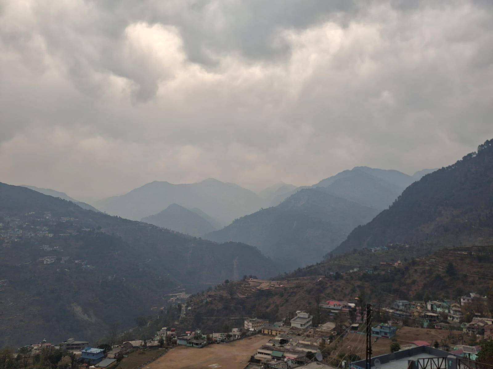 केदार घाटी में फिर बदला मौसम का मिजाज, बार-बार करवट लेने से जनजीवन खासा प्रभावित। 