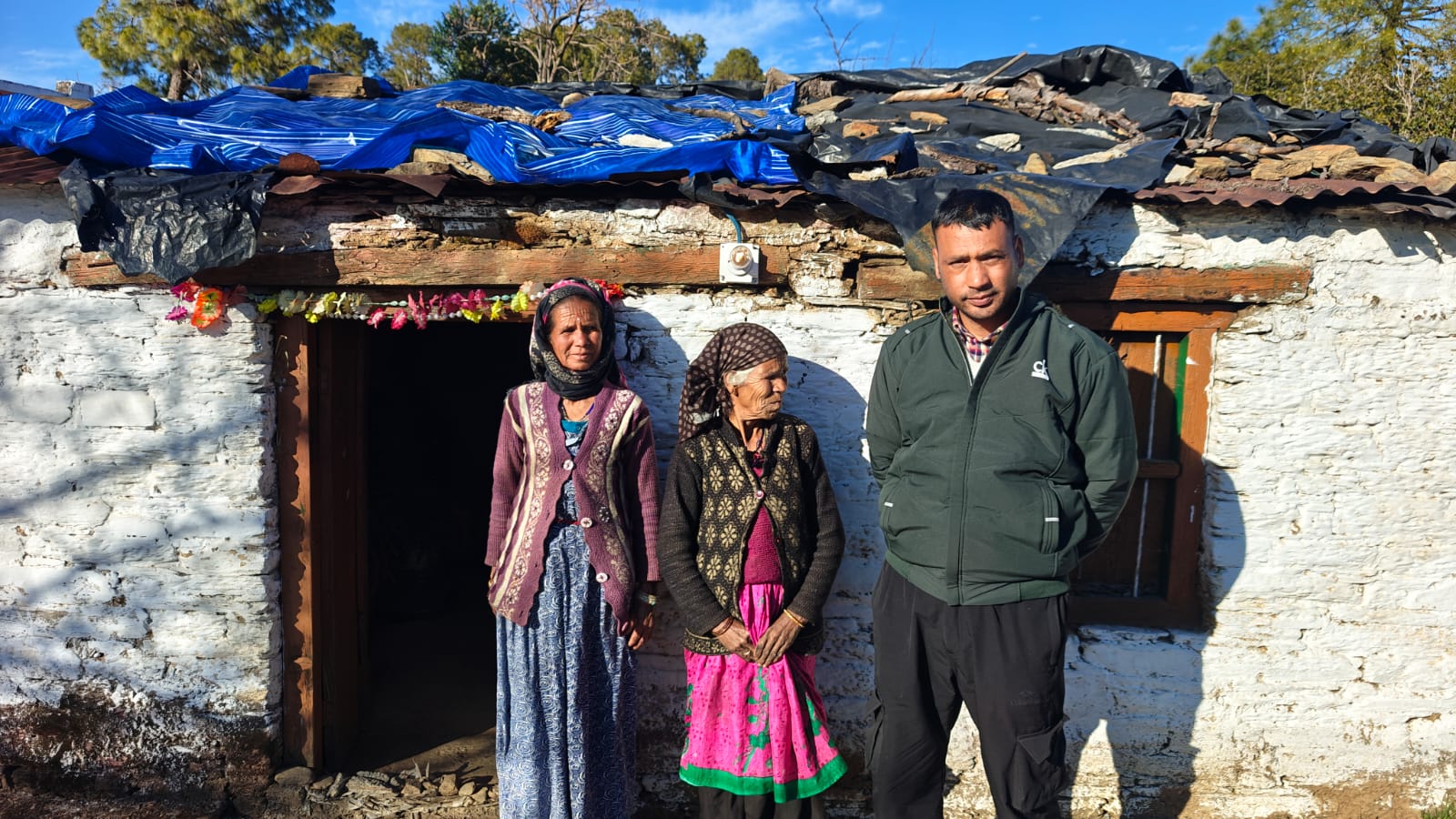 तहसील रानीखेत अंतर्गत मजखाली के निकट ग्राम कारखेत में लीला देवी के आवास में लगा विधुत कनेक्शन और कंबल भी किया वितरित।