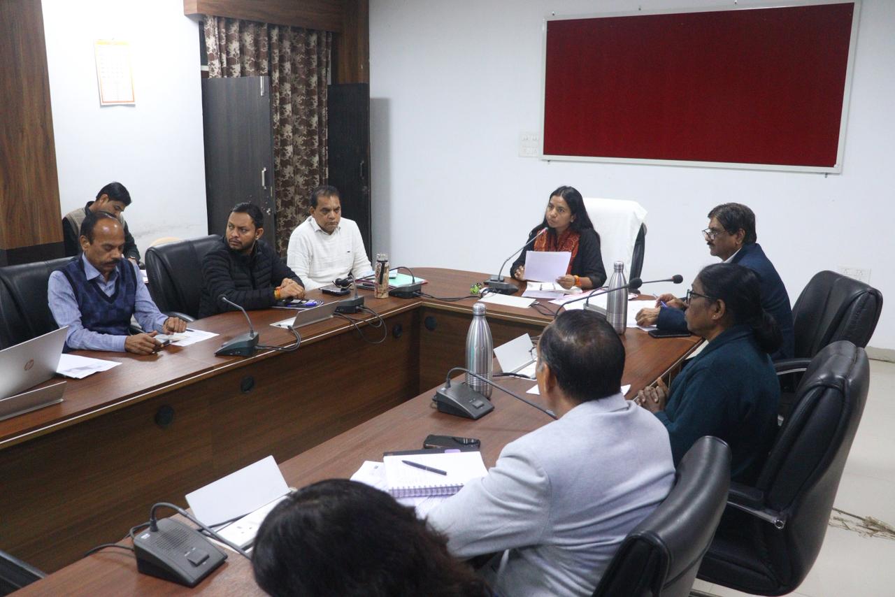 संकल्प से समाधान अभियान में डोर-टू-डोर सर्वे से प्राप्त आवेदनों का समय पर निराकरण सुनिश्चित करें- कलेक्टर श्रीमती प्रीति यादव।