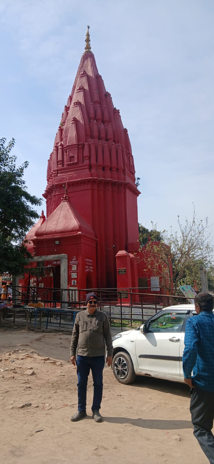 गोंडाः वजीरगंज विकास खंड के बाल्हाराई में स्थित बालेश्वरनाथ मंदिर एक पौराणिक और ऐतिहासिक महत्व का स्थान है, जहां महाशिवरात्रि के अवसर पर भव्य आयोजन किया जाता है। इस मंदिर के इतिहास के बारे में श्रीमद्भागवत में उल्लेख मिलता है, जो इसकी प्राचीनता और महत्व को दर्शाता है।