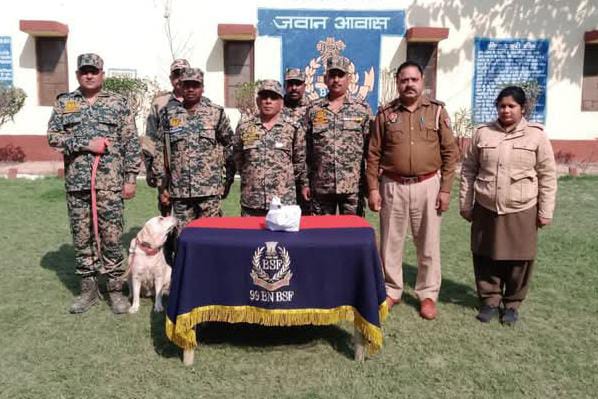 फिरोजपुर सरहद के पास से पाकिस्तान की और से भारतीय सीमा में भेजी गई एक किलोग्राम के करीब अफीम का पैकेट पुलिस पार्टी और बी एस एफ ने बरामद किया है।