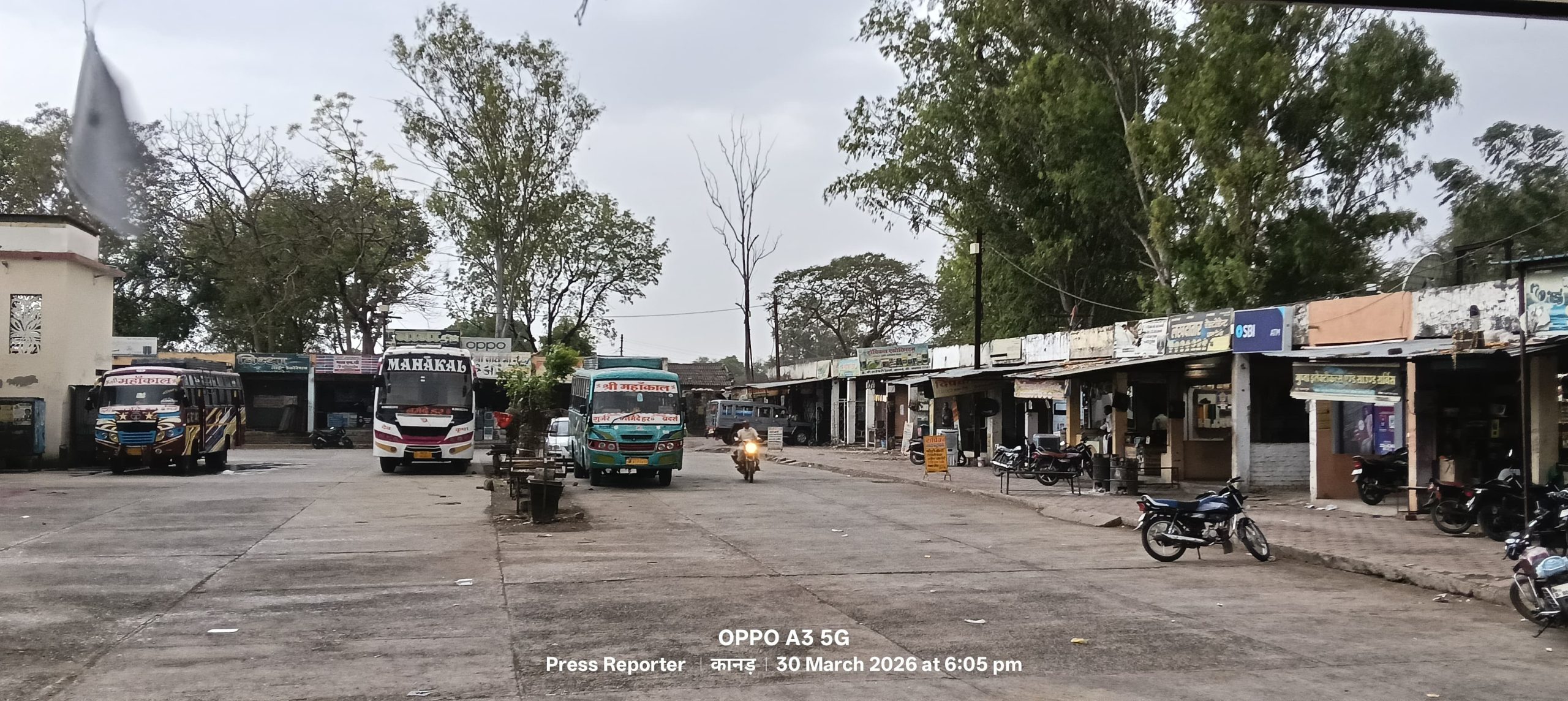 तेज हवा के साथ रिमझिम बारिश शुरू हुई