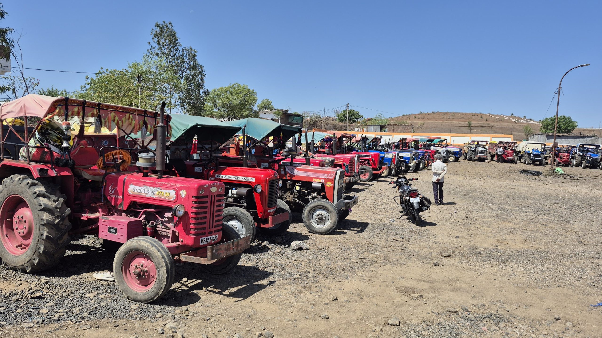 कृषि उपज मंडी में समर्थन मूल्य पर गेहूं खरीदी का शुभारंभ किया।