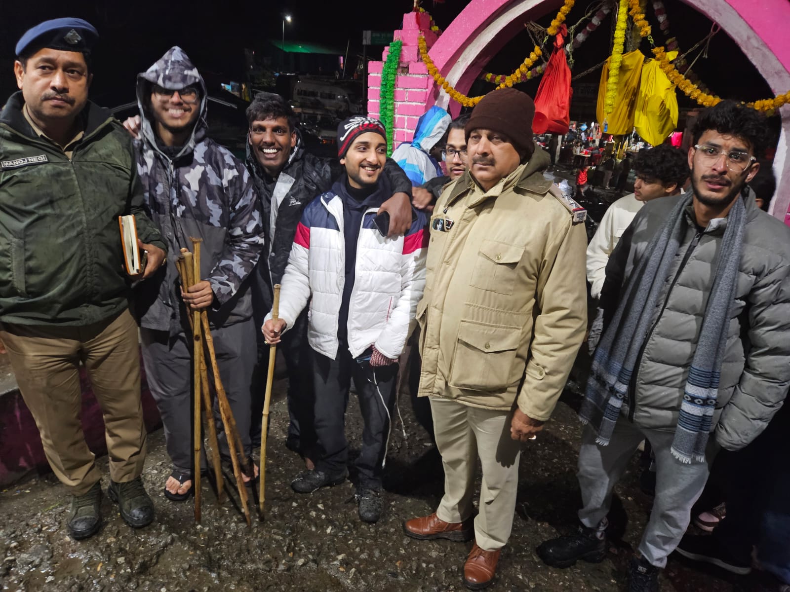 ऊखीमठः तुंगनाथ-चंद्रशिला ट्रेक पर खराब मौसम के बीच फंसे सभी 30 ट्रैकर्स को सुरक्षित चोपता लाकर उनके गन्तव्य के लिए किया गया रवाना।