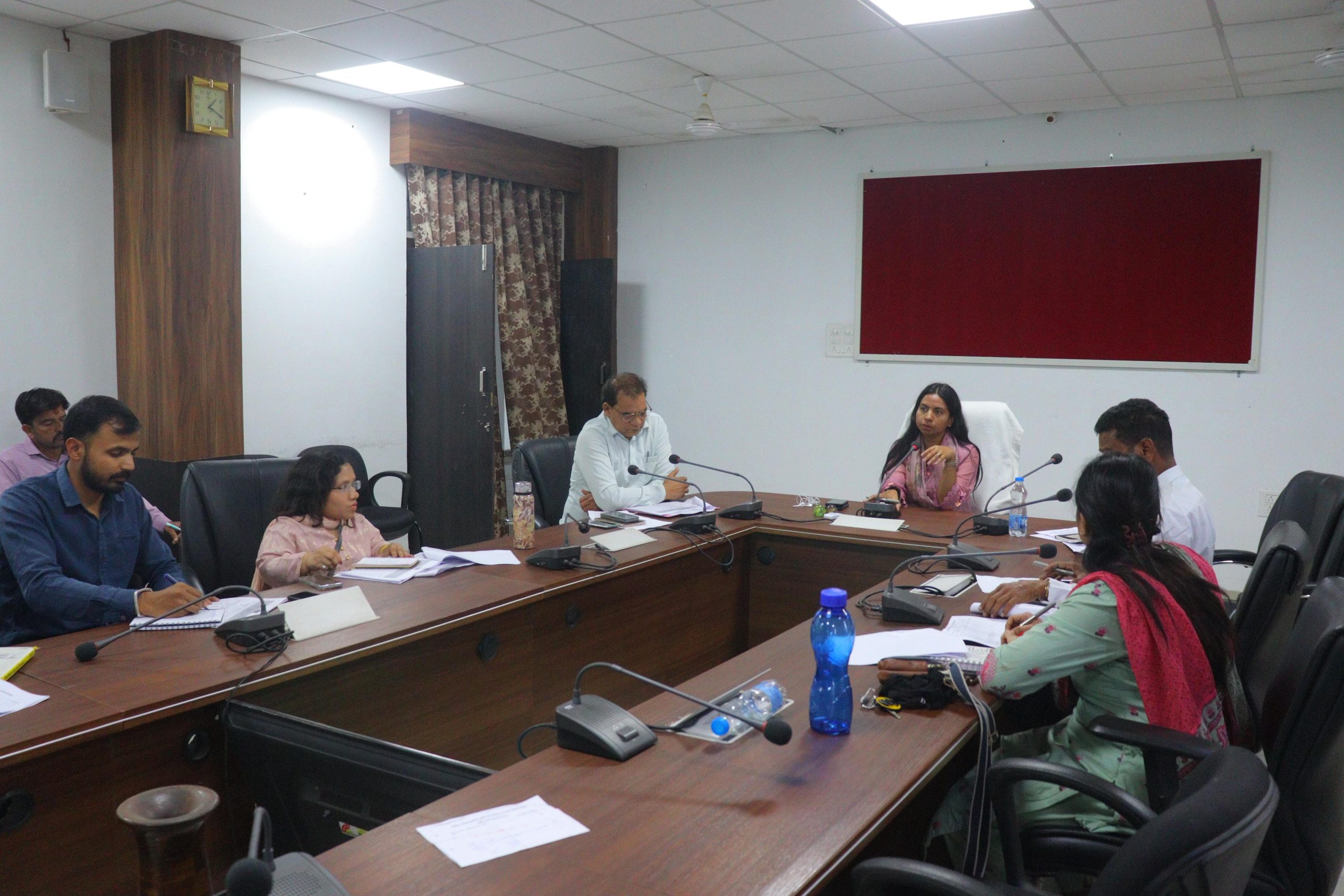 मधुमक्खियों से सुरक्षा हेतु समस्त विभागों को निर्देश जारी :- कलेक्टर।