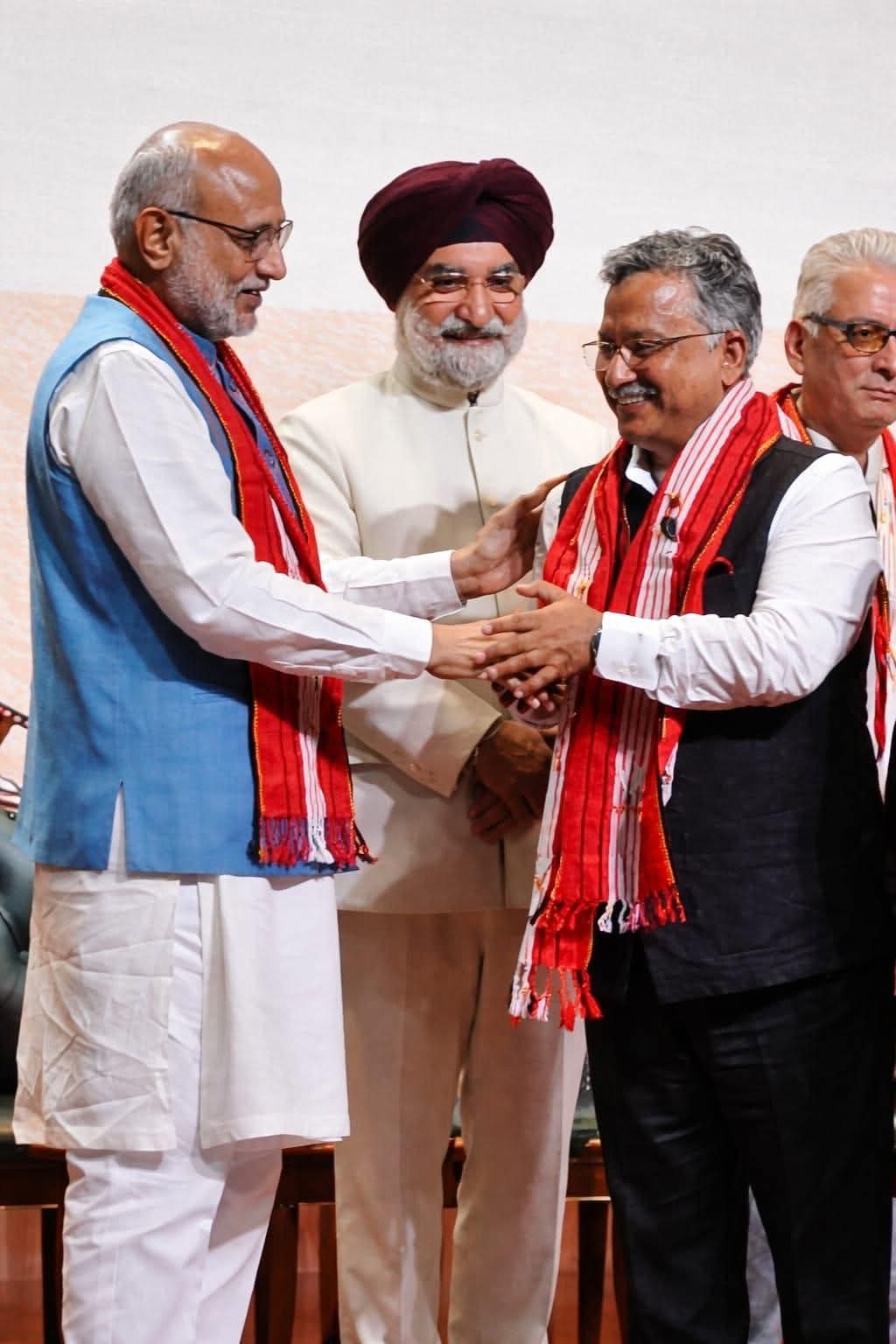 ब- जरिए विज्ञान बदल रहा जनजातीय भारत  : सी पी राधाकृष्णन उप राष्ट्रपति ने प्रो. पंत को प्रदान किया सम्मान।                  