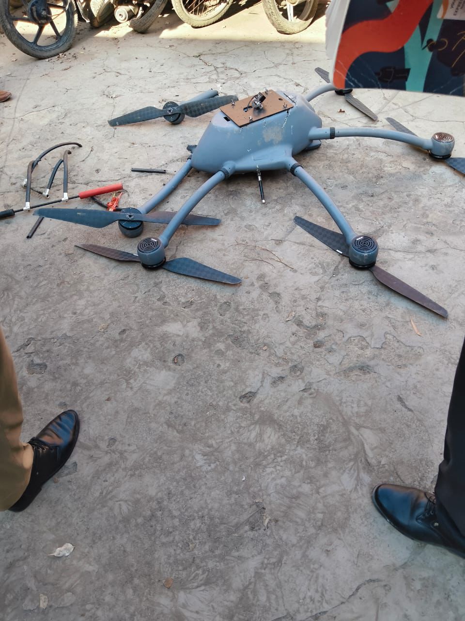 जिला फिरोजपुर के हल्का जीरा के गांव कोहला में एक बड़ा ड्रोन और छै किलो 930 ग्राम हेरोइन की गई बरामद, पकड़ी गई हेरोइन की अंतर्राष्ट्रीय कीमत 35 करोड़ के करीब।